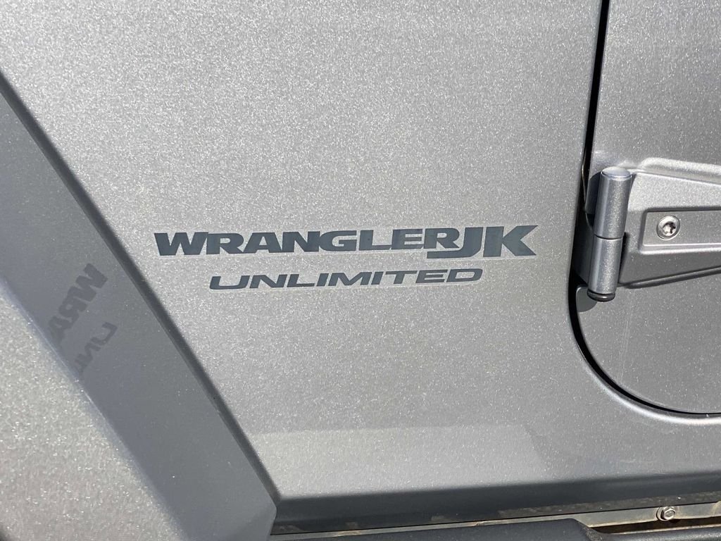 Used 2018 Jeep Wrangler Unlimited Sahara AWD/4WD image 11