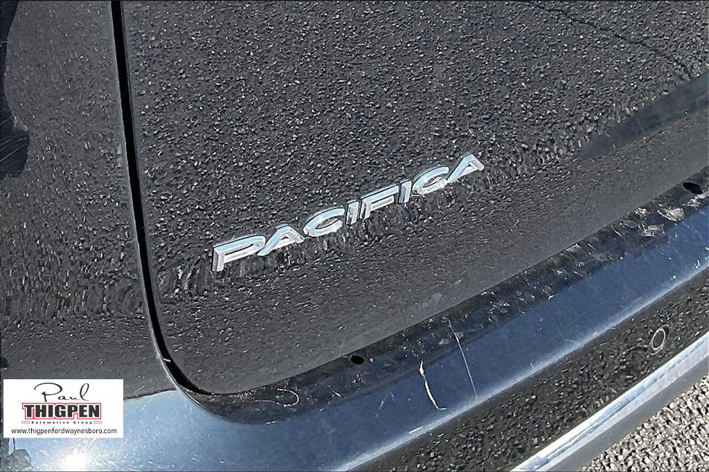 Used 2024 Chrysler Pacifica Touring-L image 8