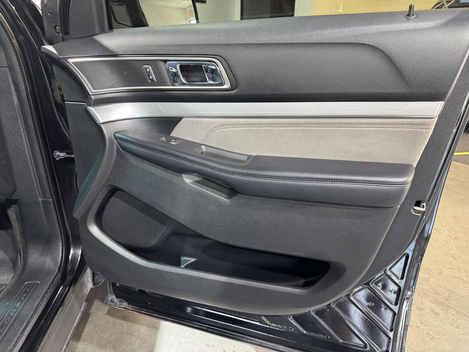 Certified 2017 Ford Explorer XLT w/ Equipment Group 202A FWD image 20