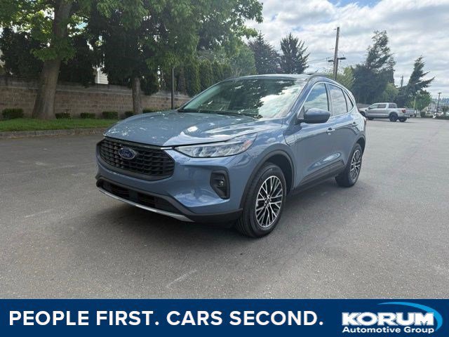 Certified 2025 Ford Escape SE w/ Class II Trailer Tow Package