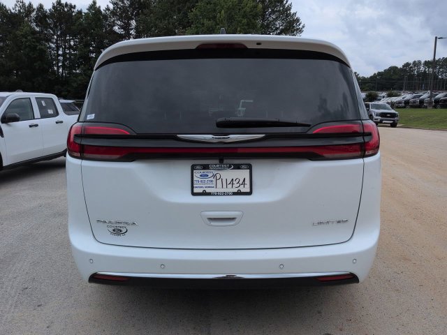 Used 2026 Chrysler Pacifica Limited FWD image 6