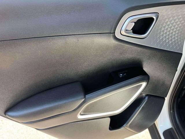 Used 2023 Kia Soul S FWD image 17