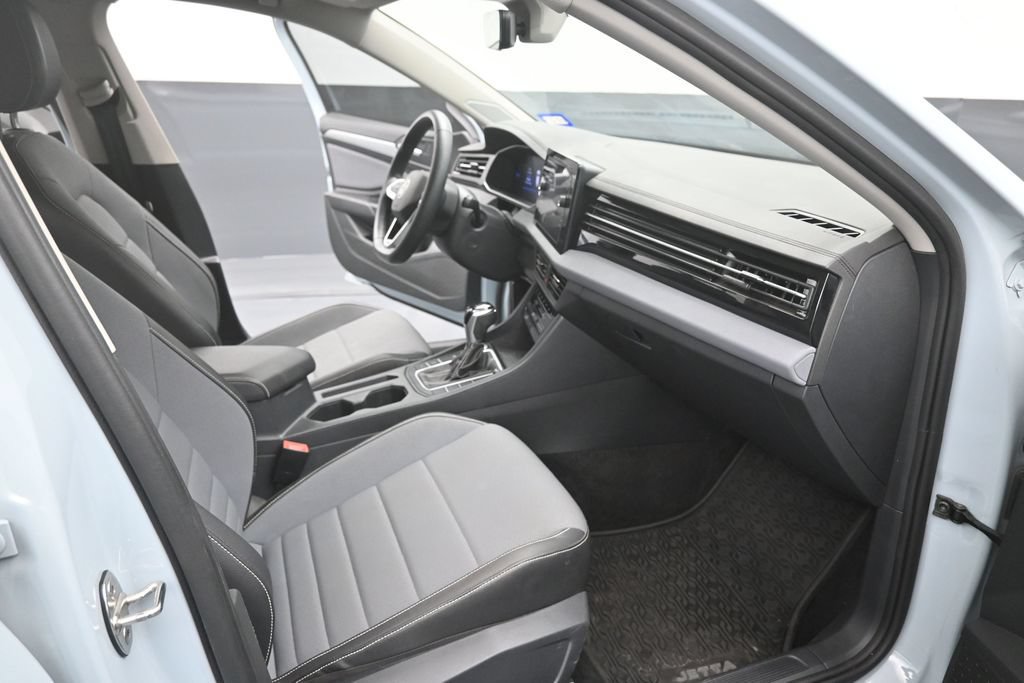 Used 2025 Volkswagen Jetta SE w/ Sunroof Package FWD image 16
