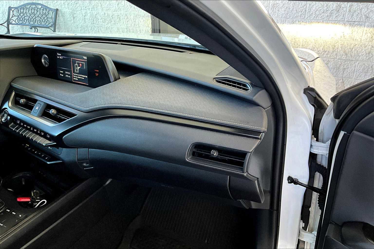 Used 2022 Lexus UX 200 w/ Premium Package image 18