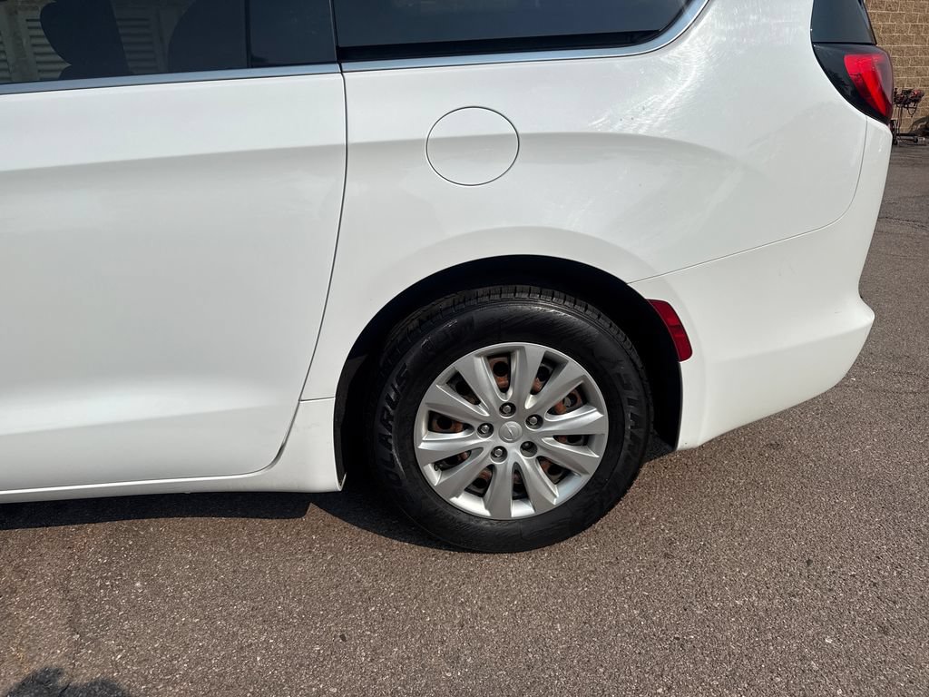 Used 2020 Chrysler Voyager L FWD image 35
