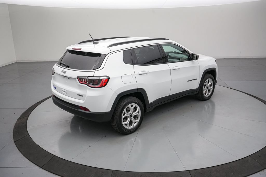 Used 2025 Jeep Compass Latitude AWD/4WD image 4