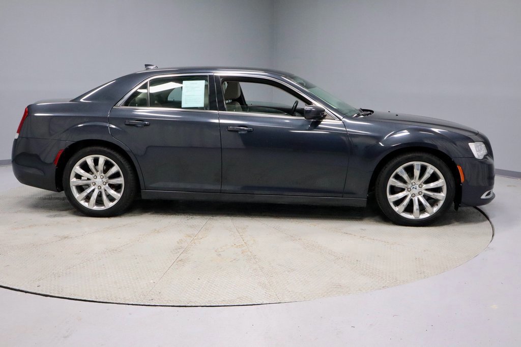 Used 2018 Chrysler 300 Touring L image 6