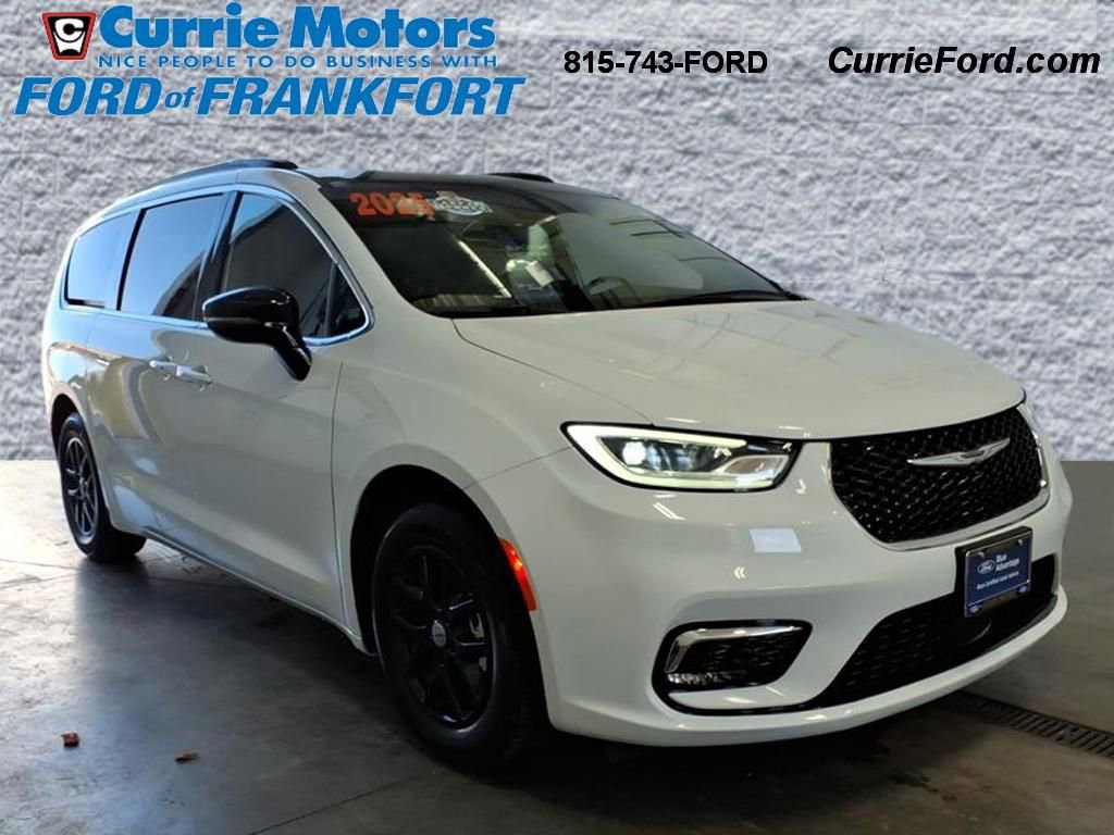 Used 2025 Chrysler Pacifica Select