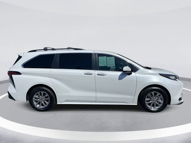 Used 2022 Toyota Sienna XLE w/ XLE Plus Package FWD image 4