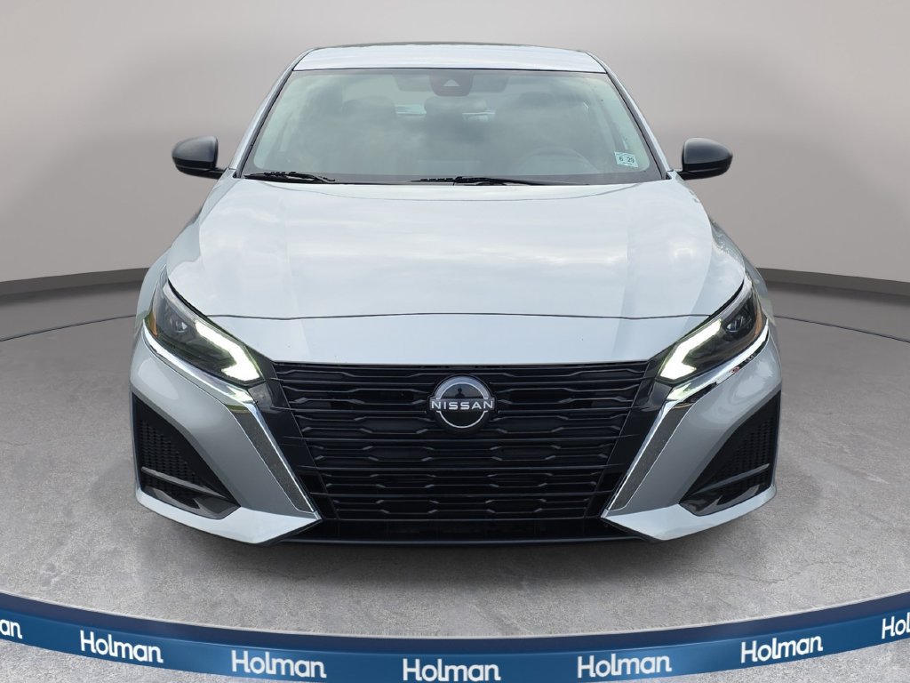 Used 2024 Nissan Altima 2.5 SV FWD image 2