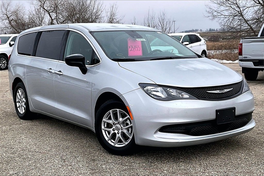 Used 2024 Chrysler Voyager LX image 3