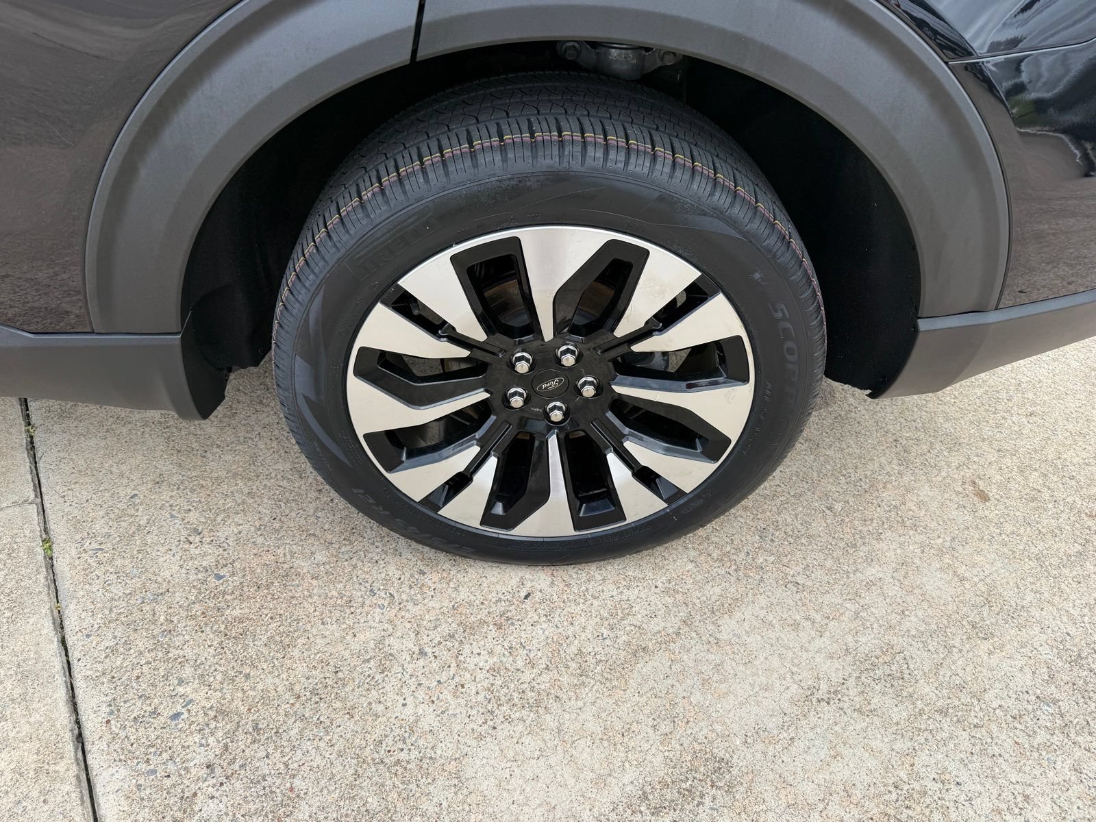 Certified 2025 Ford Explorer Platinum w/ LUX Leather Package AWD/4WD image 9