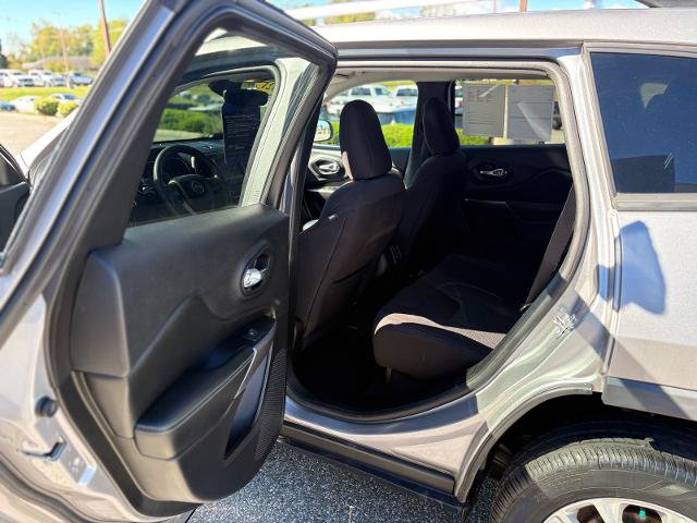 Used 2021 Jeep Cherokee Latitude FWD image 27