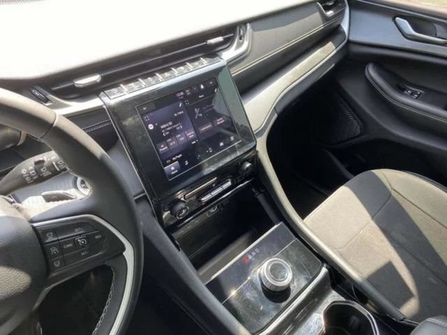 Used 2023 Jeep Grand Cherokee Laredo AWD/4WD image 19