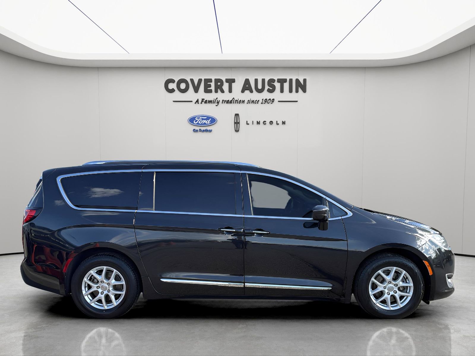 Used 2020 Chrysler Pacifica Touring-L FWD image 6