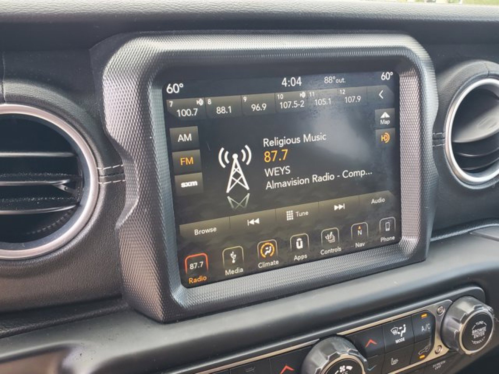 Used 2018 Jeep Wrangler Unlimited Sahara image 19