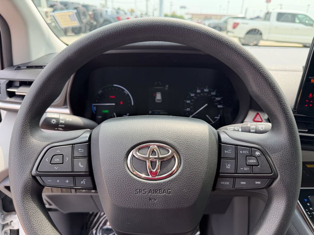 Used 2023 Toyota Sienna LE w/ LE Plus Package FWD image 30