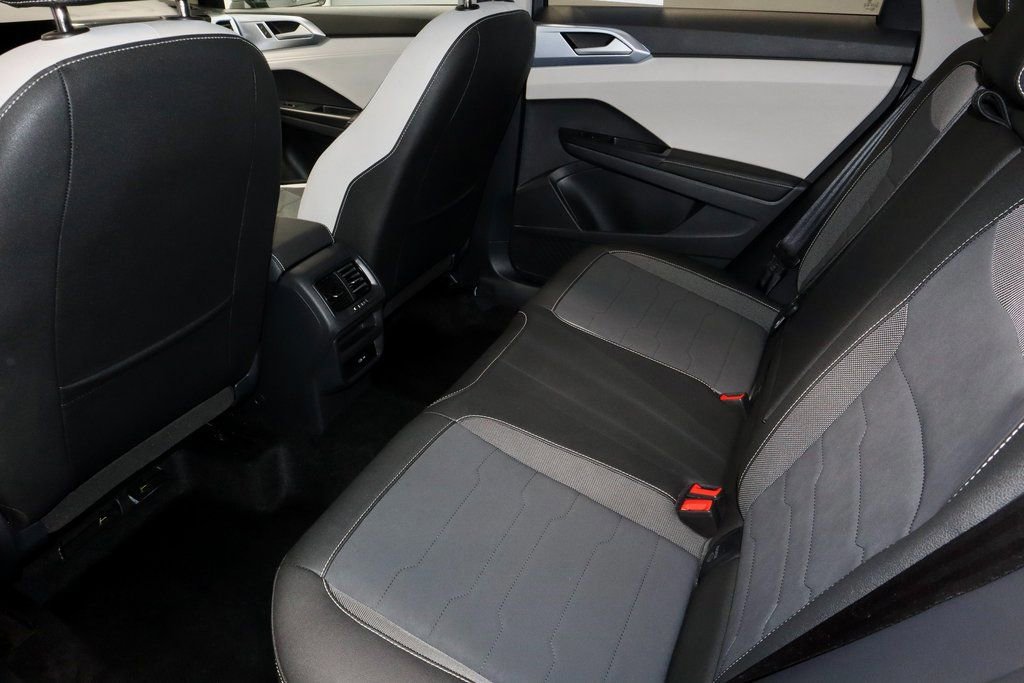 Used 2025 Volkswagen Taos SE image 21