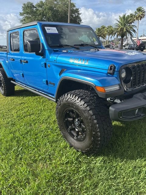Used 2024 Jeep Gladiator Sport AWD/4WD image 2