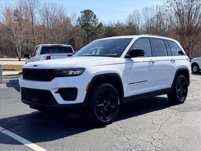 Used 2022 Jeep Grand Cherokee Altitude AWD/4WD image 8