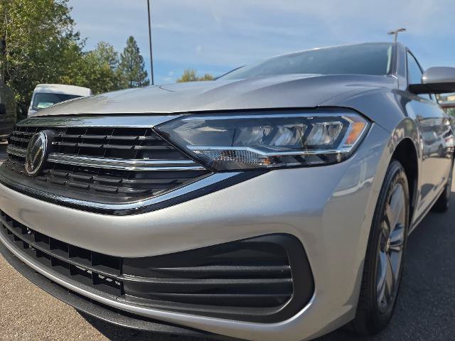 Used 2024 Volkswagen Jetta SE FWD image 3