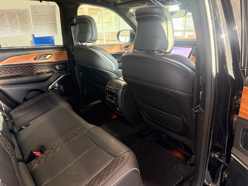 Used 2024 Jeep Grand Cherokee Summit AWD/4WD image 22