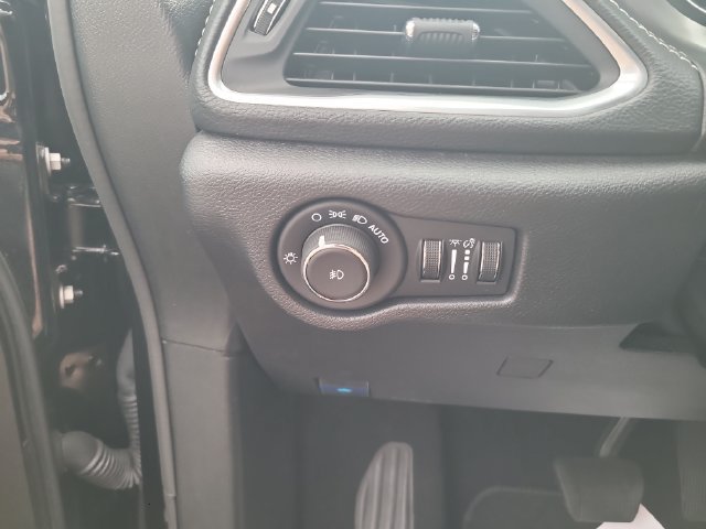 Used 2025 Chrysler Pacifica Limited FWD image 17