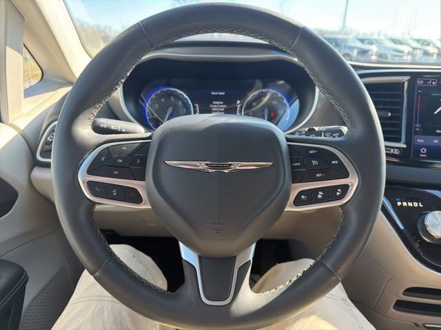 Used 2023 Chrysler Pacifica Touring-L image 45