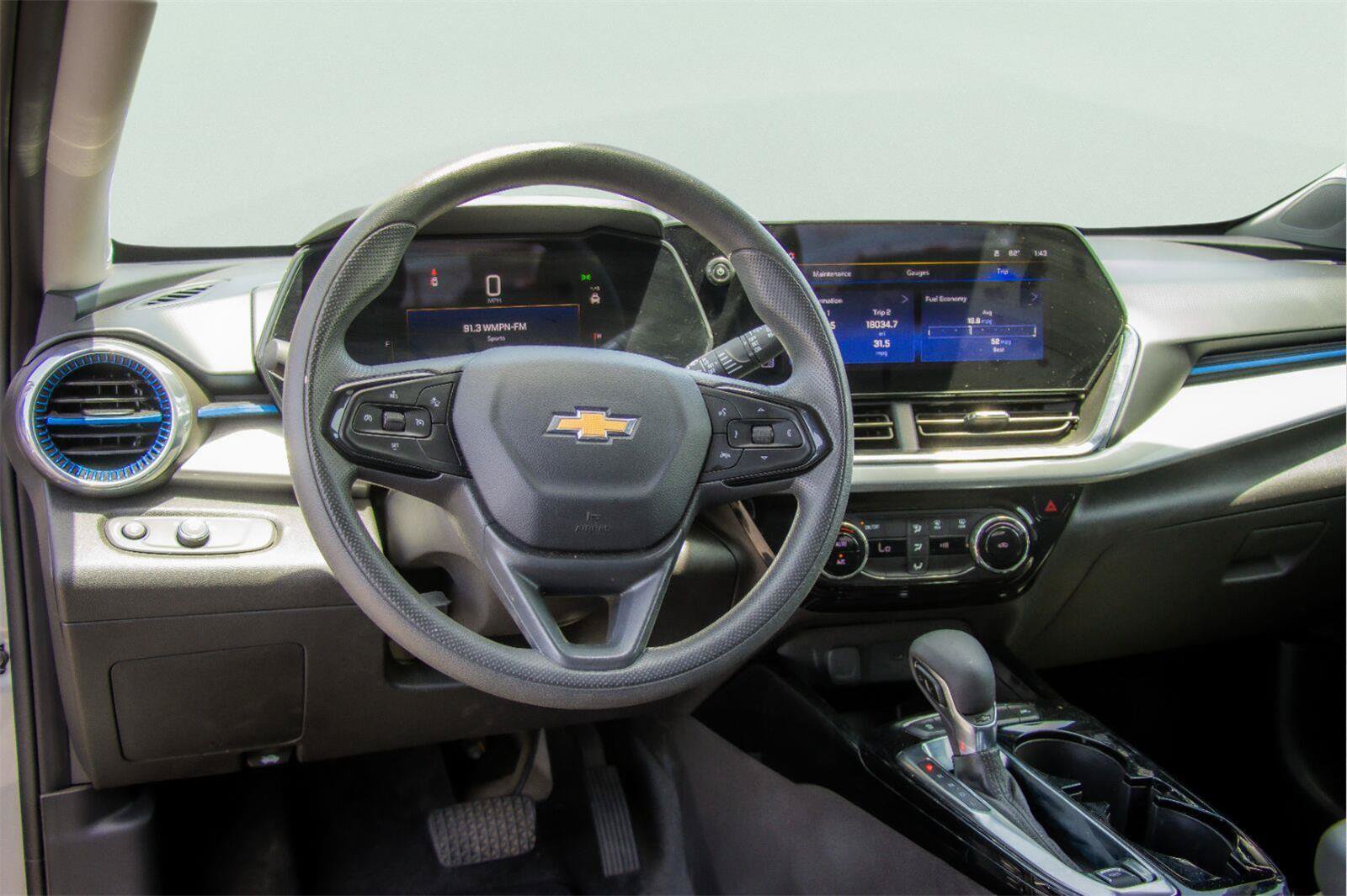 Used 2025 Chevrolet Trax LT FWD image 7
