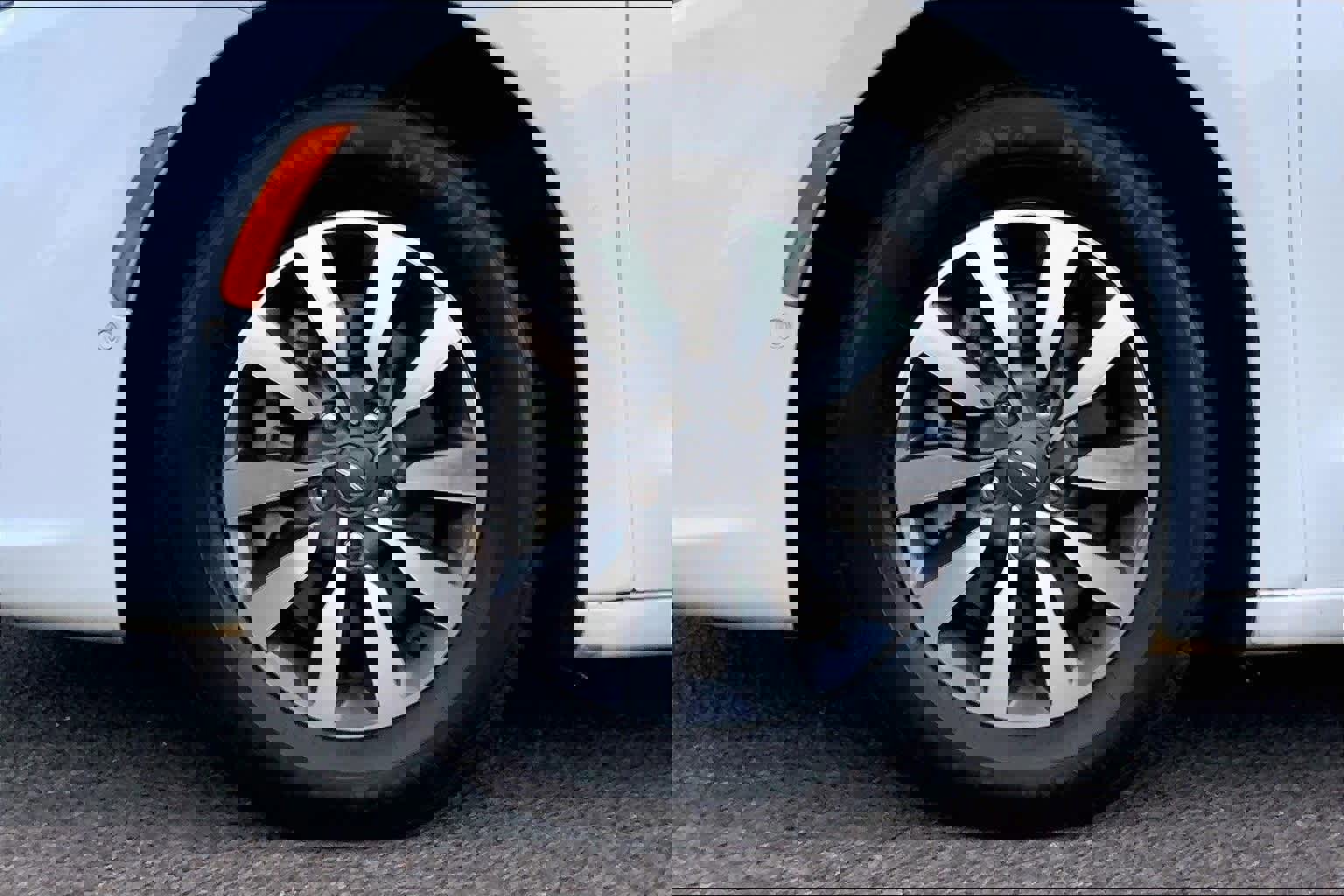 Used 2021 Chrysler Pacifica Touring-L image 10