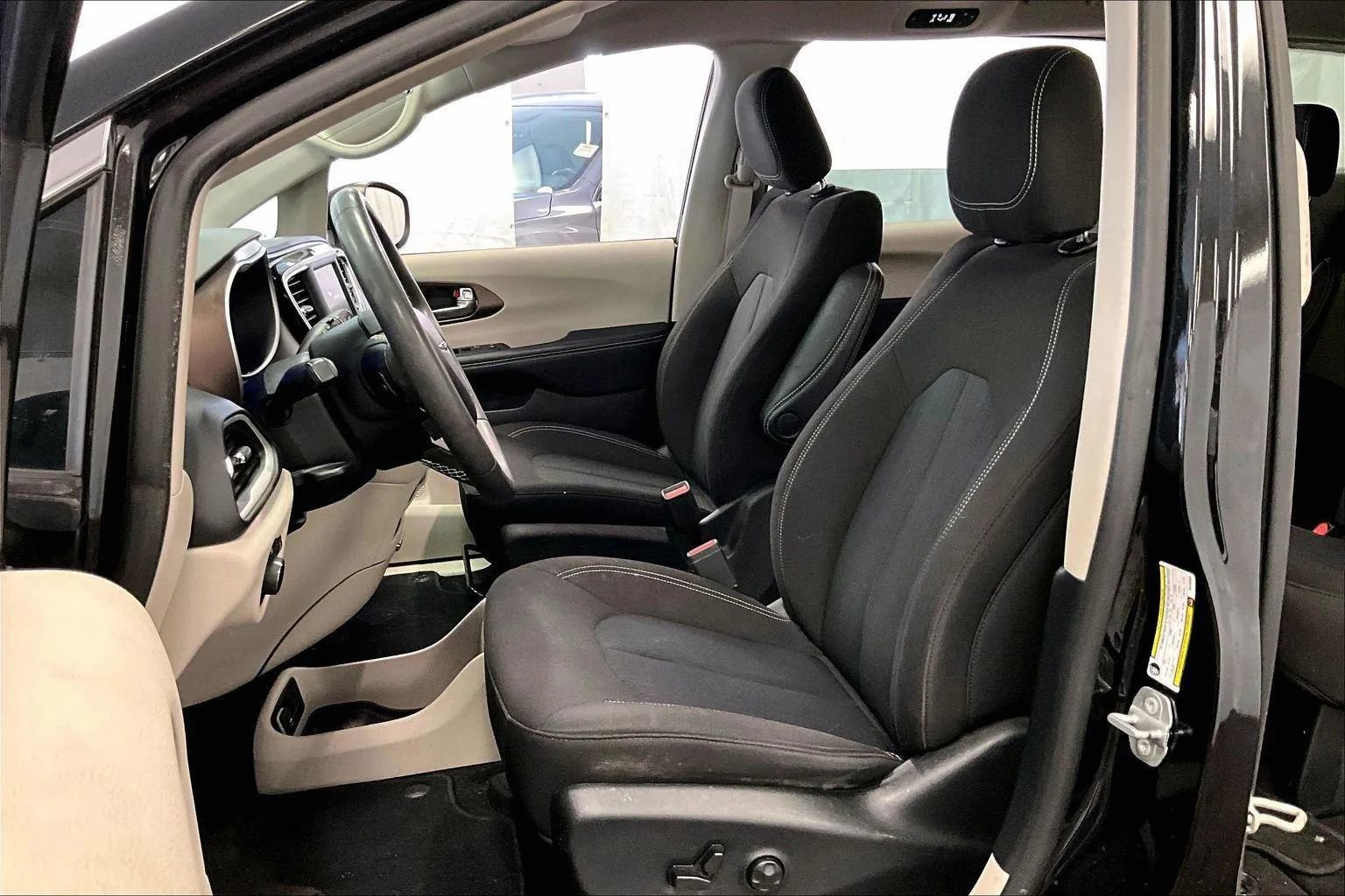 Used 2022 Chrysler Voyager LX image 24