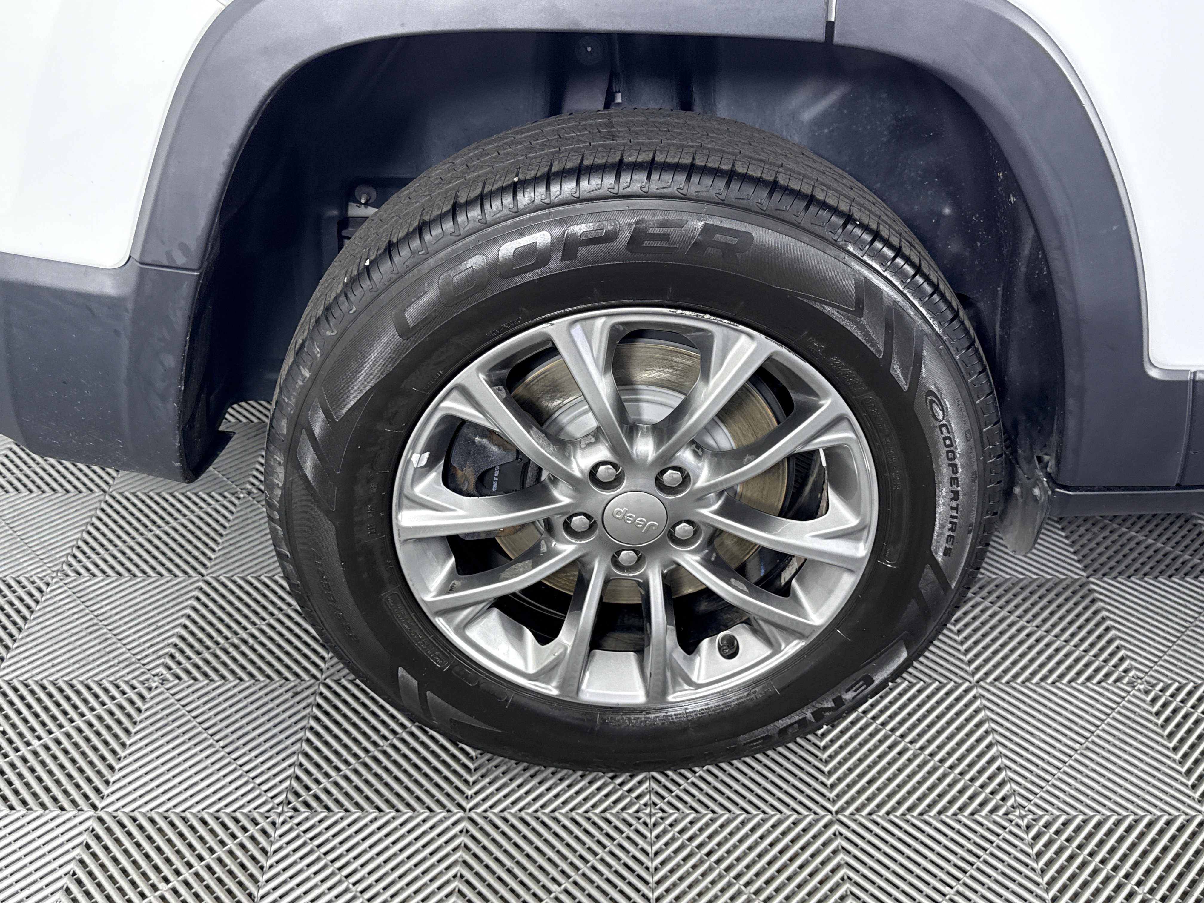 Used 2019 Jeep Cherokee Latitude Plus w/ Comfort/Convenience Group image 30