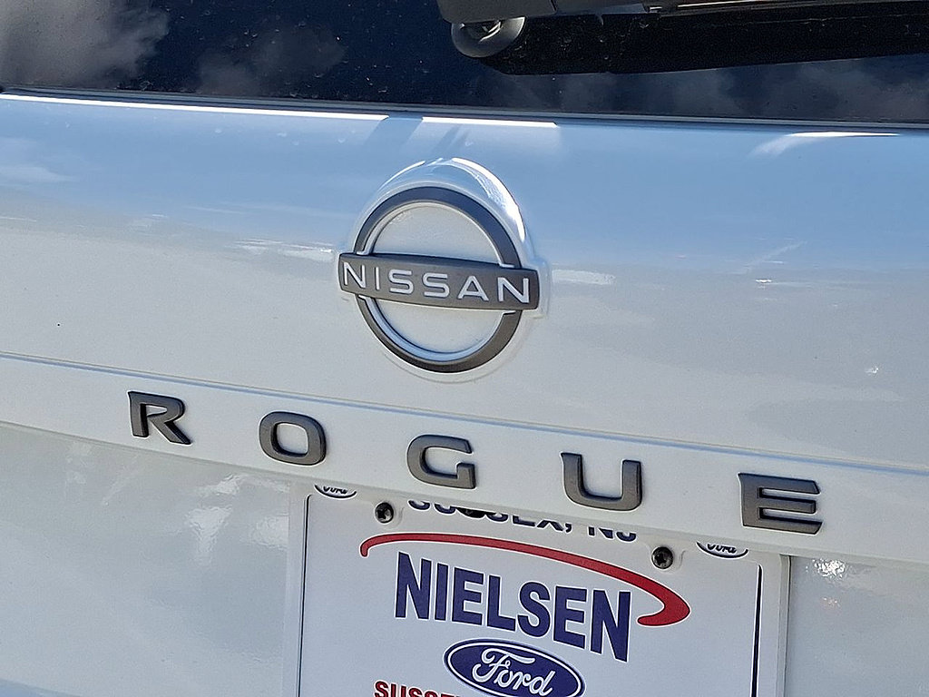 Used 2025 Nissan Rogue SL AWD/4WD image 24