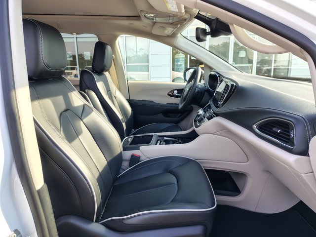 Used 2024 Chrysler Pacifica Limited AWD/4WD image 14