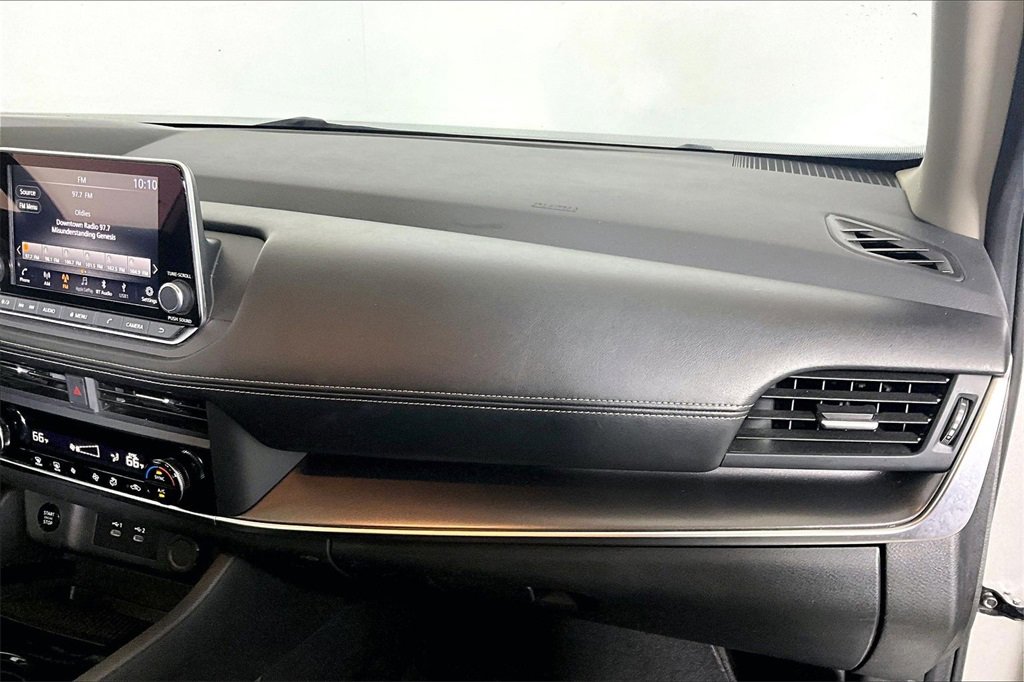 Used 2024 Nissan Rogue SV image 12