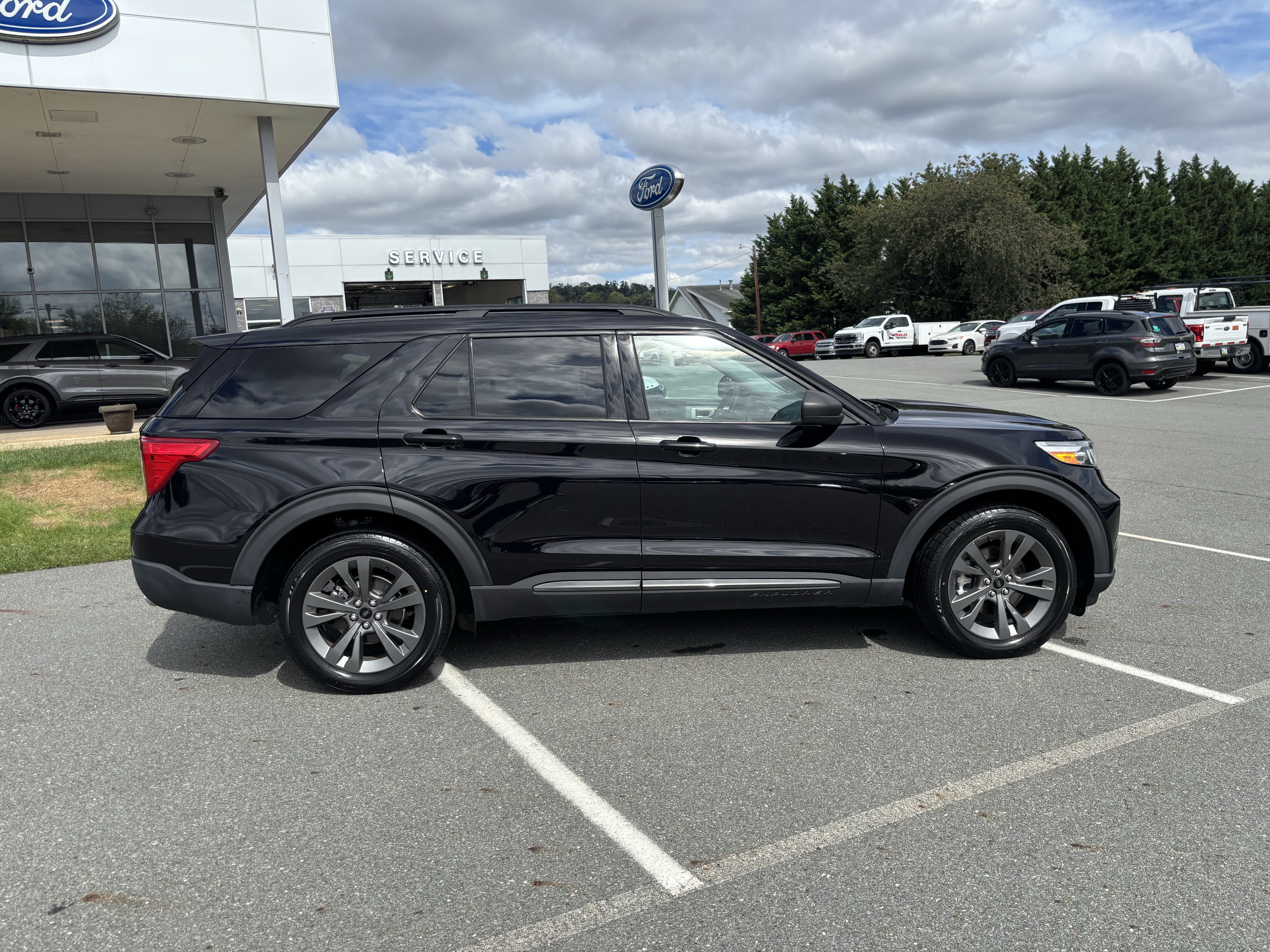 Certified 2021 Ford Explorer XLT w/ Equipment Group 202A AWD/4WD image 8