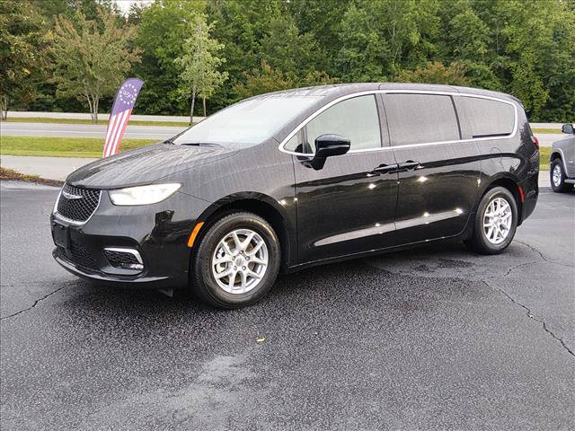 Used 2025 Chrysler Pacifica Select FWD image 8