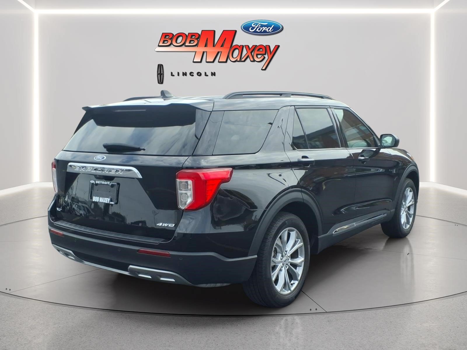 Certified 2024 Ford Explorer XLT w/ Equipment Group 202A AWD/4WD image 4