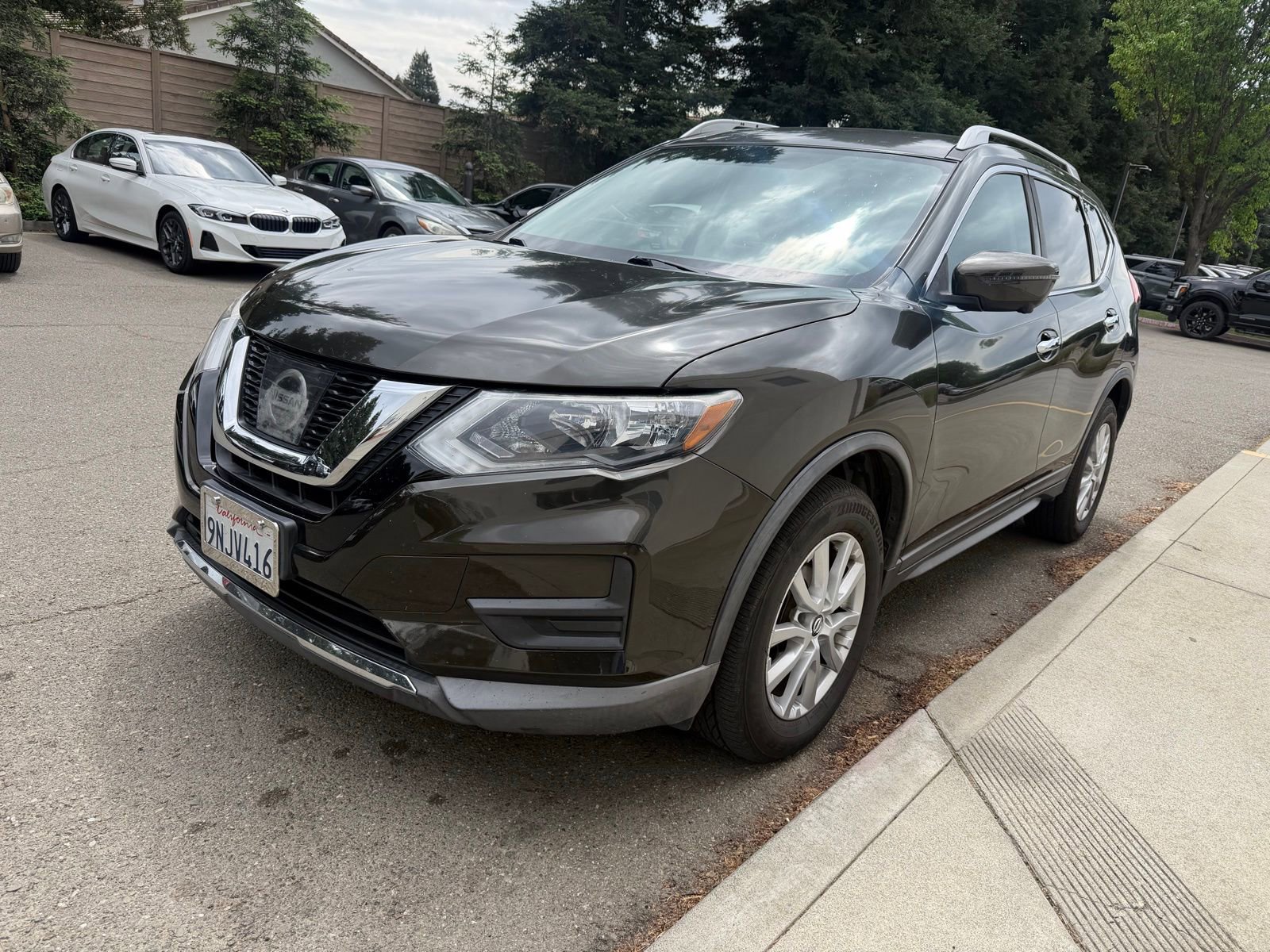 Used 2017 Nissan Rogue SV w/ SV Premium Package image 1