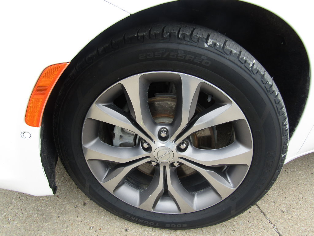 Used 2019 Chrysler Pacifica Limited w/ Tire & Wheel Group FWD image 33