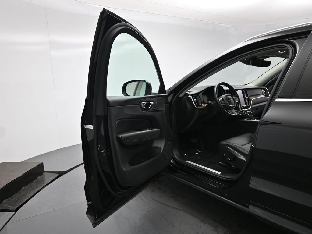 Used 2021 Volvo XC60 T5 Momentum w/ Premium Package image 36