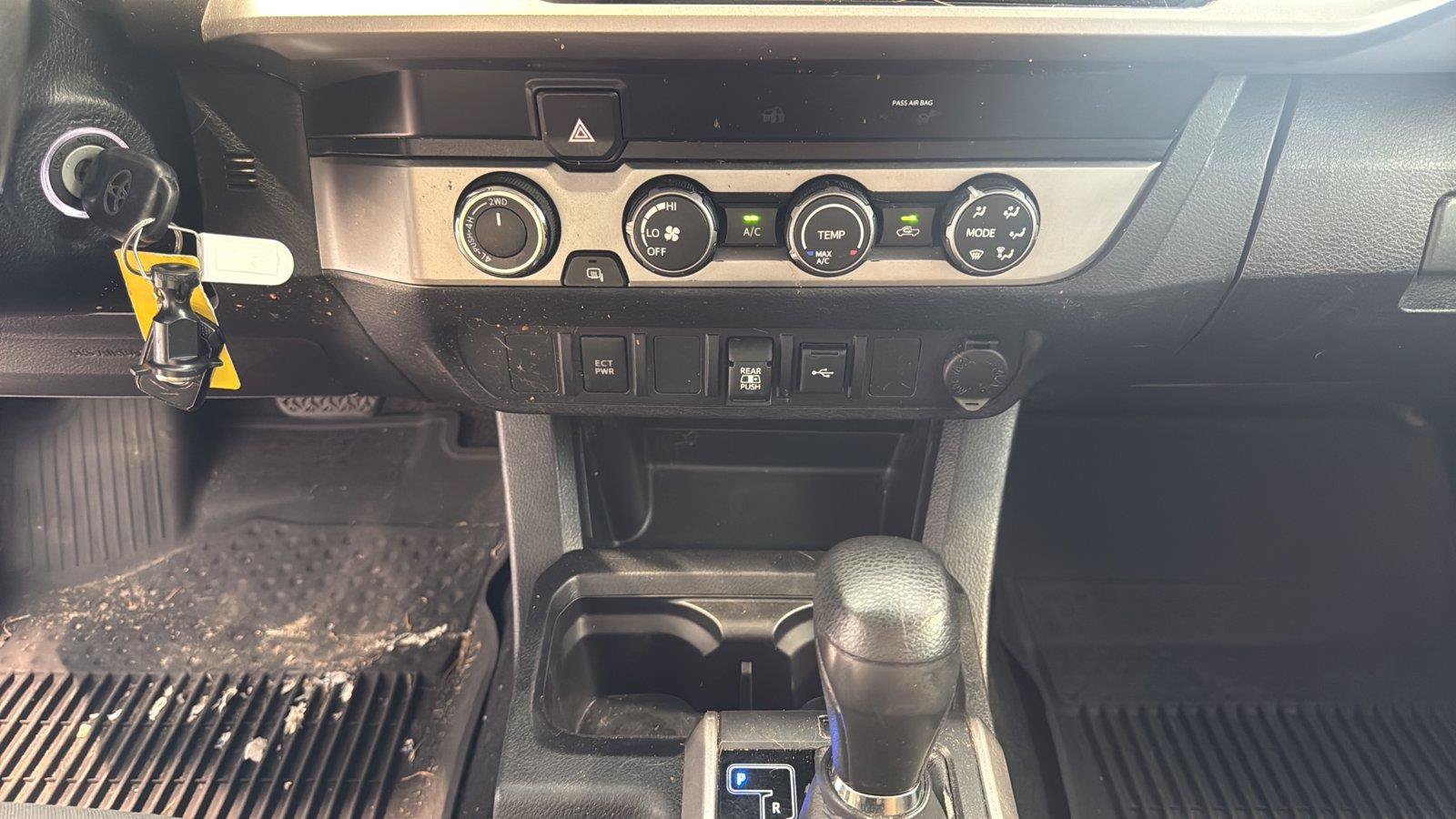 Used 2020 Toyota Tacoma SR5 AWD/4WD image 23
