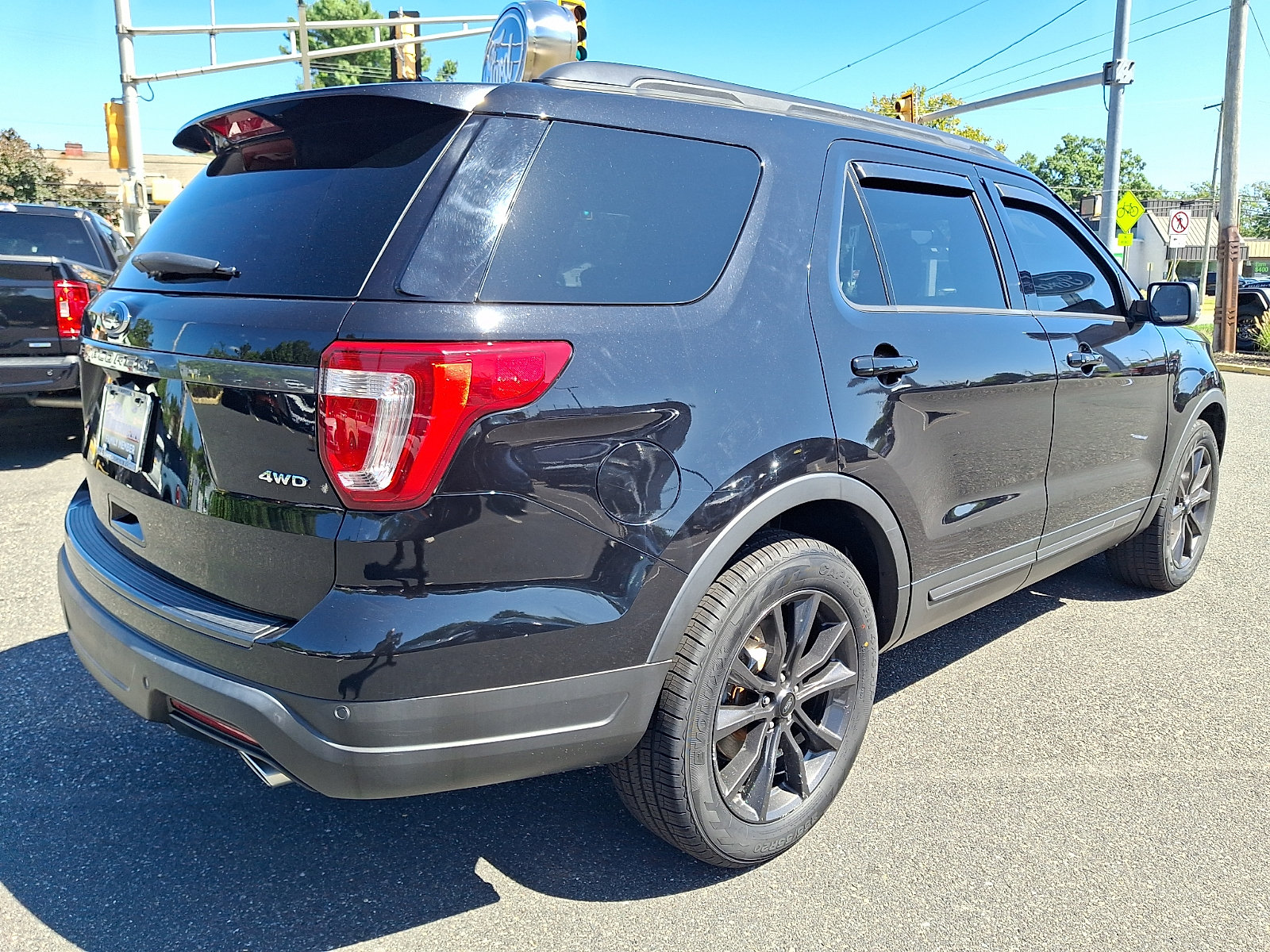 Certified 2019 Ford Explorer XLT w/ Equipment Group 202A AWD/4WD image 11