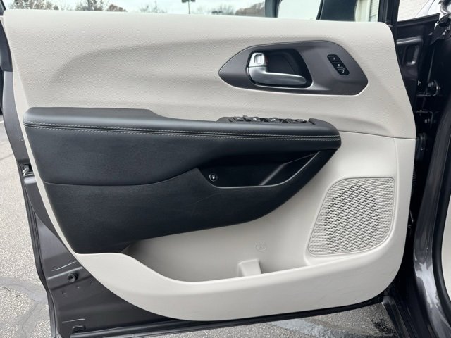 Used 2023 Chrysler Pacifica Touring-L image 24