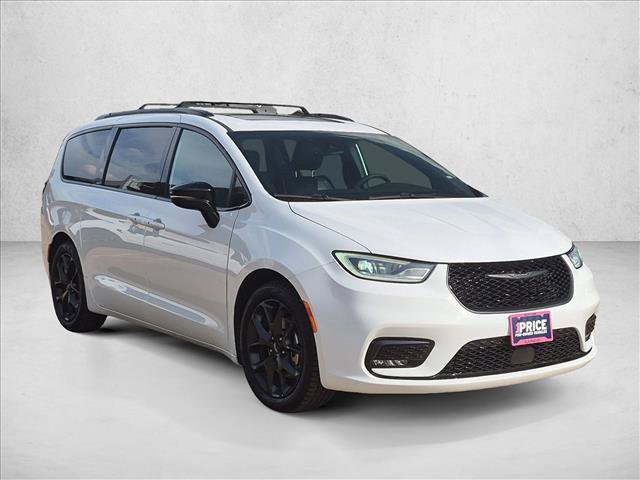 Used 2025 Chrysler Pacifica Limited FWD image 3