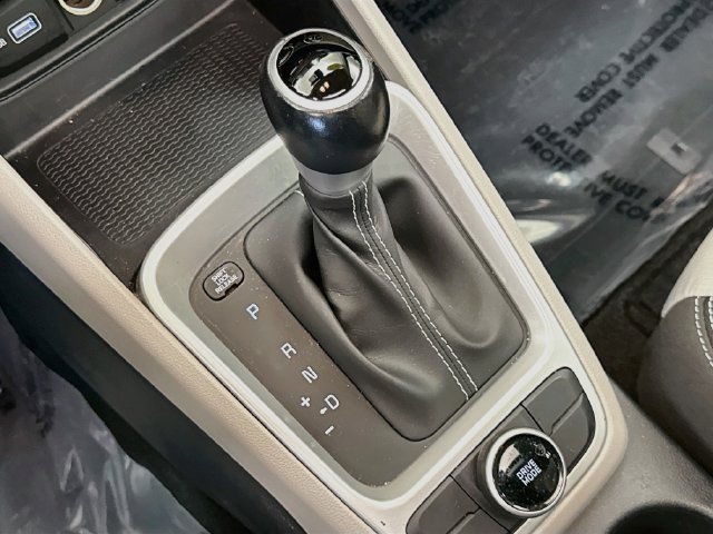 Used 2022 Hyundai Venue SEL FWD image 16