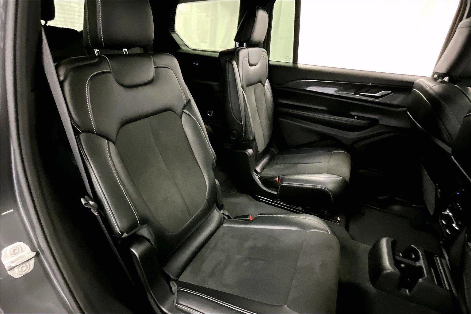 Used 2023 Jeep Grand Cherokee L Laredo image 26