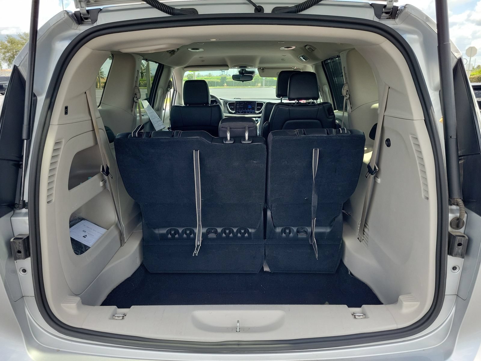Used 2024 Chrysler Pacifica Touring-L FWD image 7