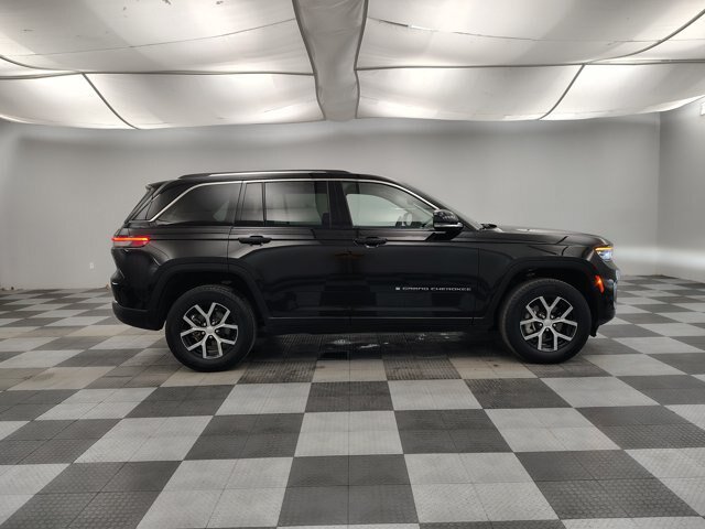 Used 2023 Jeep Grand Cherokee Limited AWD/4WD image 12