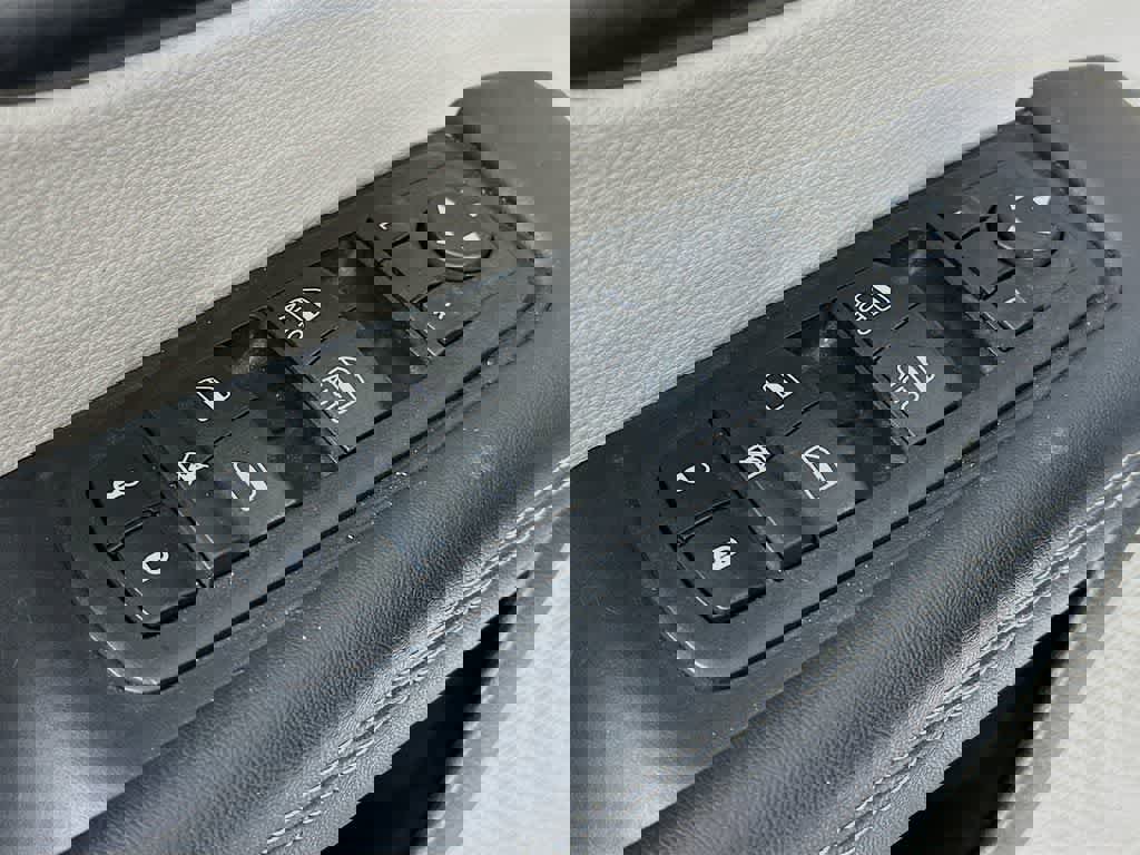 Used 2024 Chrysler Pacifica Touring-L image 29